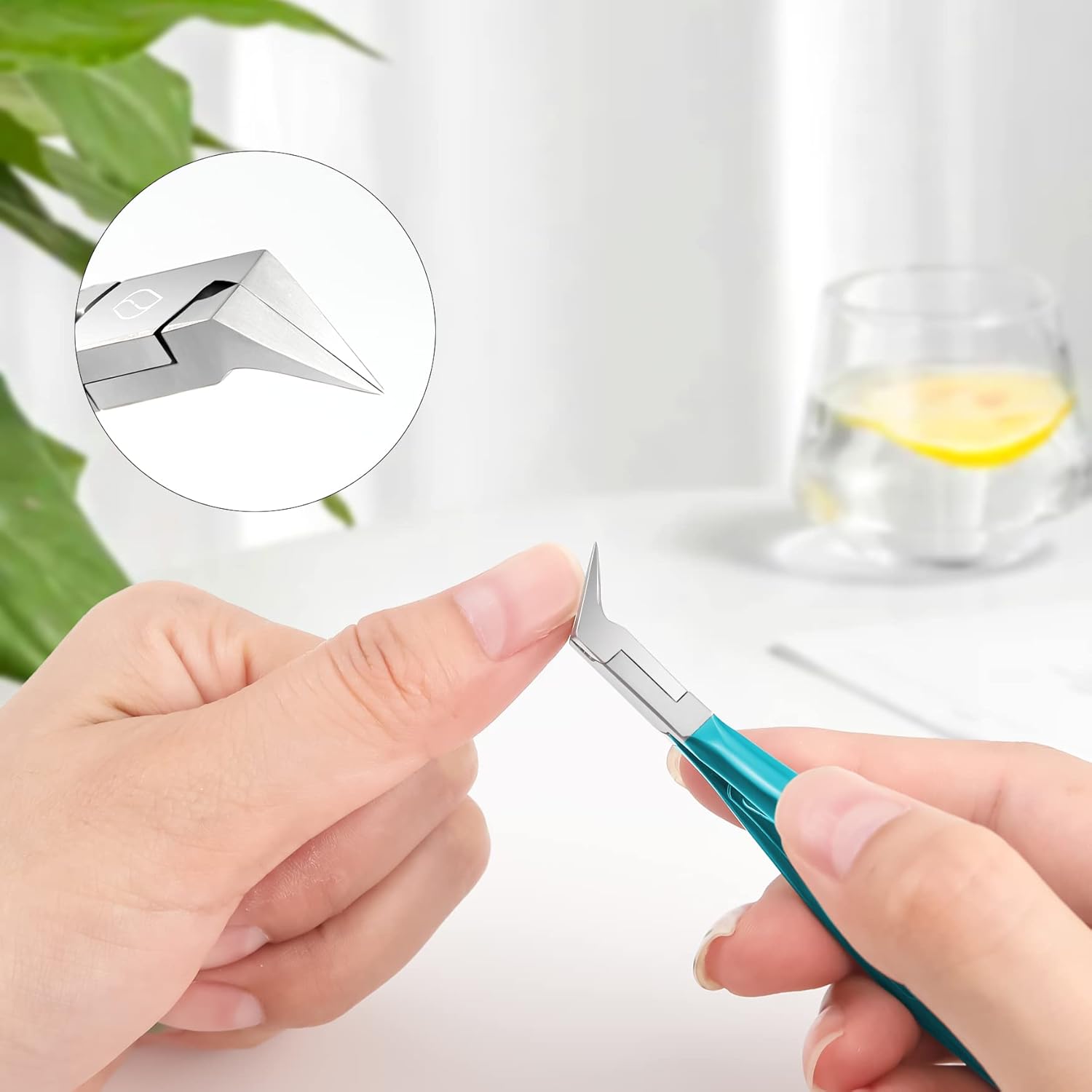 EsencialLuz – Cortauñas Profesional de Precisión para Uñas Encarnadas en uso, mostrando la hoja afilada y curvatura precisa.