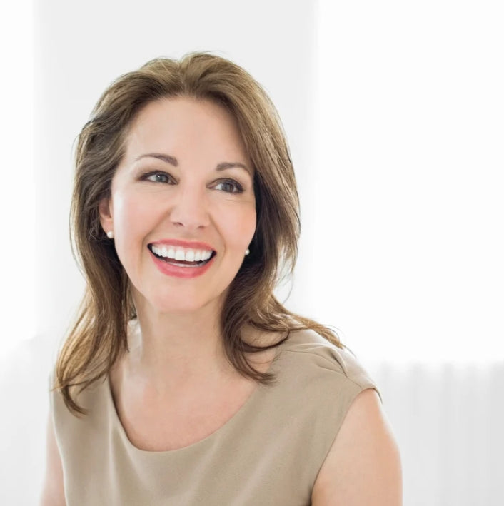 Mujer sonriente con dentadura bien cuidada, usando Gel de Reparación Infinita para estabilidad y confort.