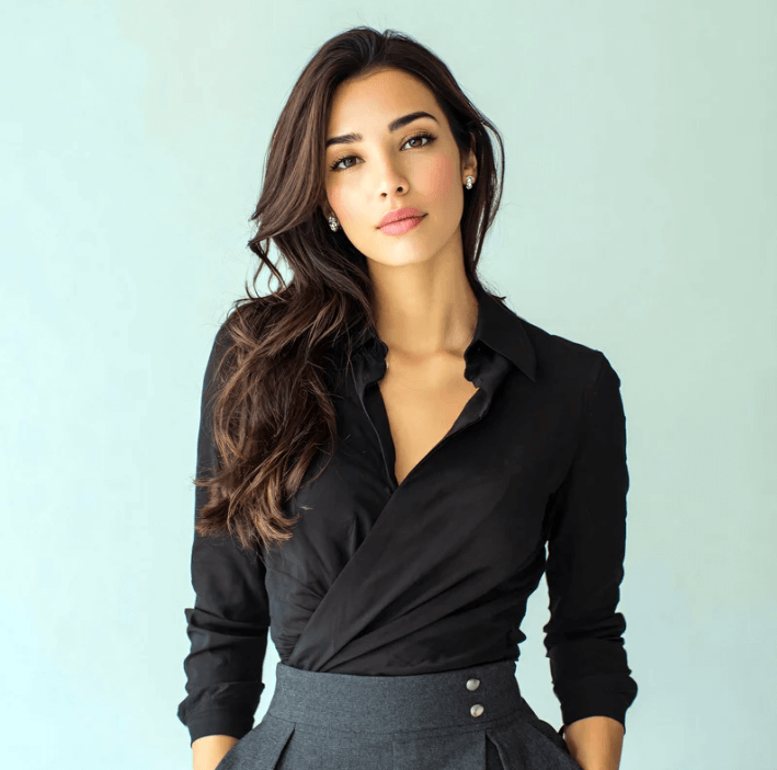 Parche de Armonía Vital en el rostro de una mujer con blusa negra y fondo minimalista, resaltando su rutina de belleza.