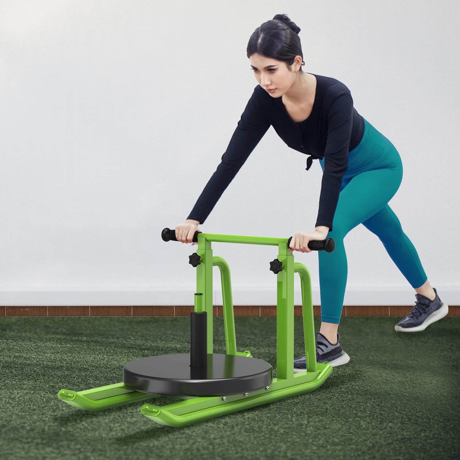 Mujer utilizando el EsencialLuz Cinturón de Potencia CoreMax en entrenamiento funcional, mejorando fuerza y velocidad.