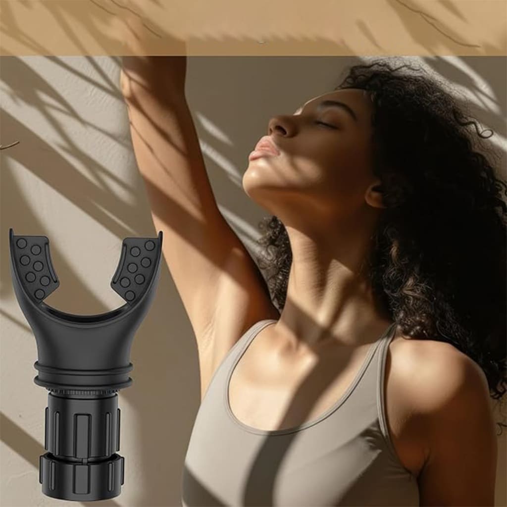 EsencialLuz AireForma máscara de entrenamiento respiratorio para resistencia con mujer en ejercicio.