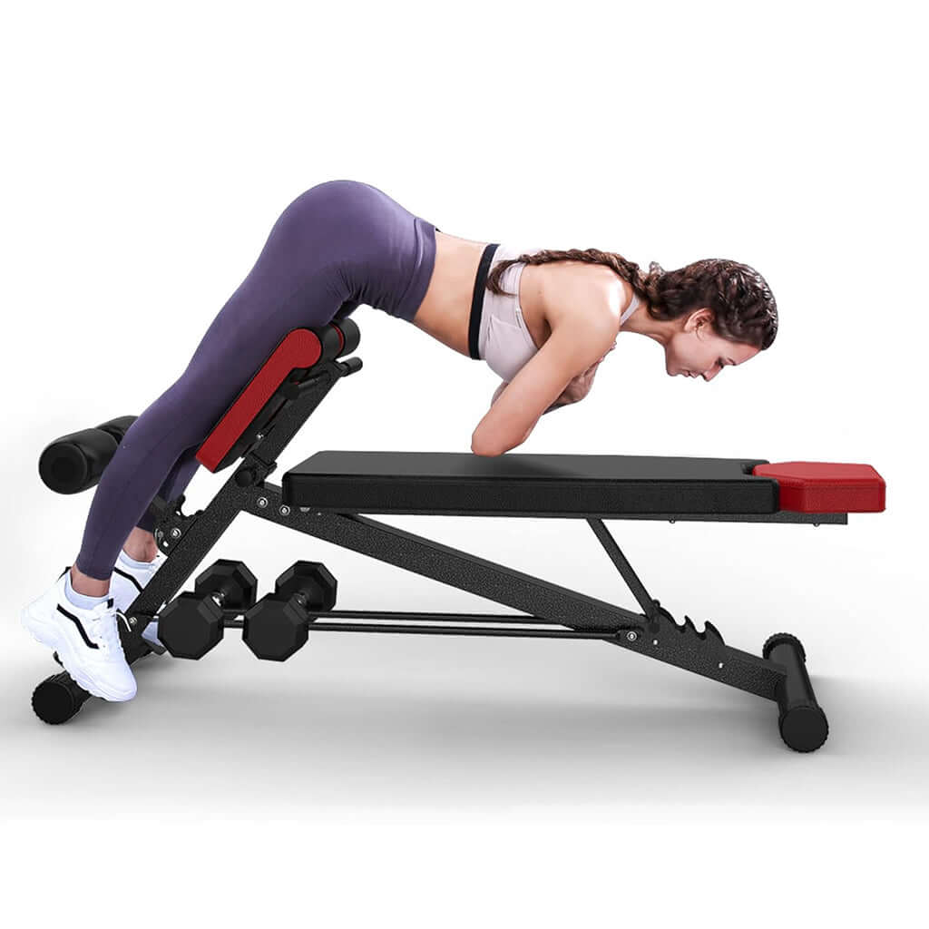 EsencialLuz CoreFlex banco de entrenamiento plegable con mujer ejercitándose en casa.
