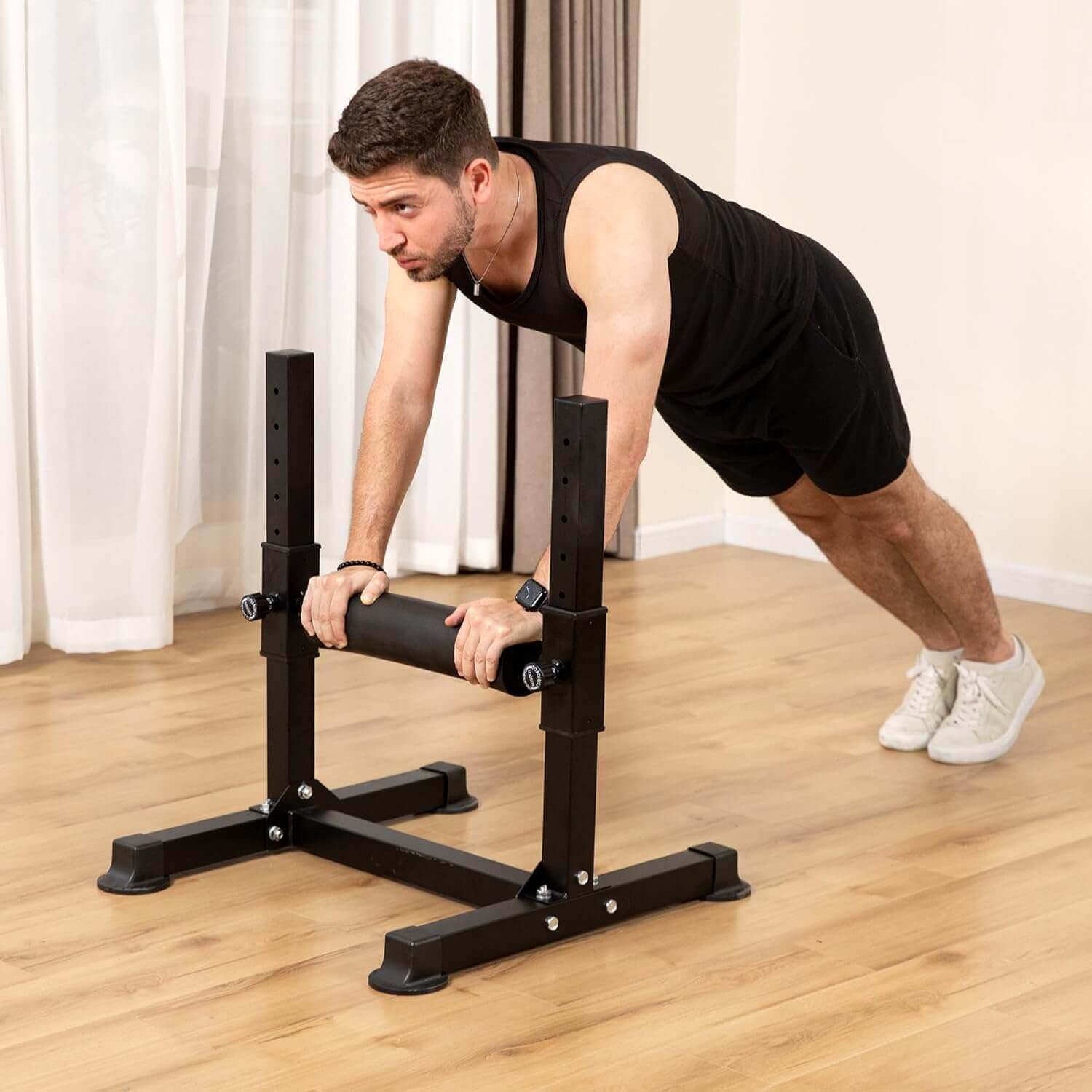 Hombre utilizando EsencialLuz EquilibrioBase para entrenamiento de fuerza y equilibrio en casa.