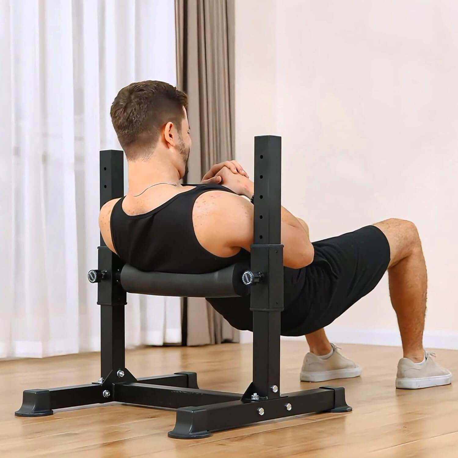 Hombre utilizando EsencialLuz EquilibrioBase para ejercicios de fuerza y equilibrio en casa.