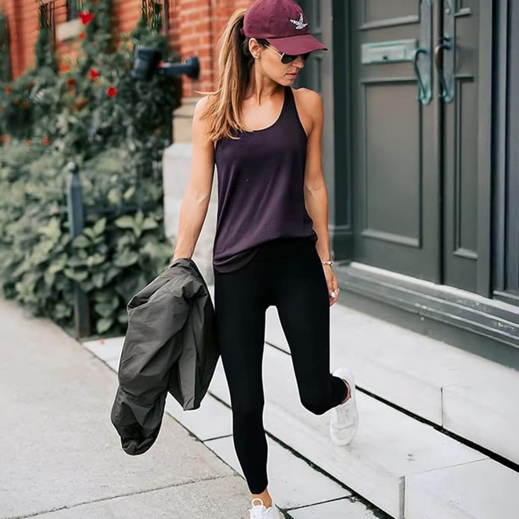 EsencialLuz FitForma leggings moldeadores de cintura alta, mujer con leggings negros y top morado, estilo urbano.