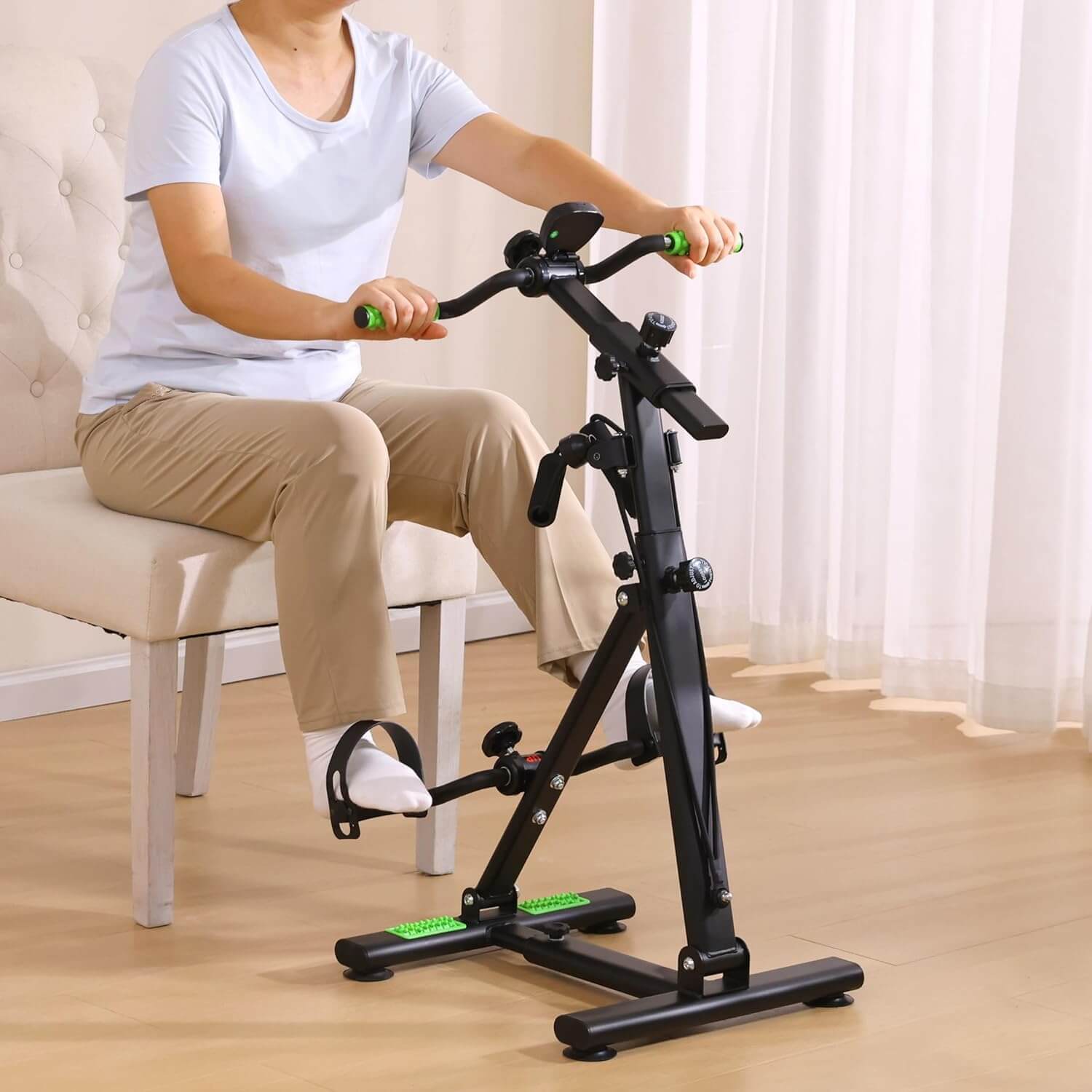 EsencialLuz Pedaleador Vital Compacto en uso por una persona sentada, ideal para ejercicios suaves en casa.