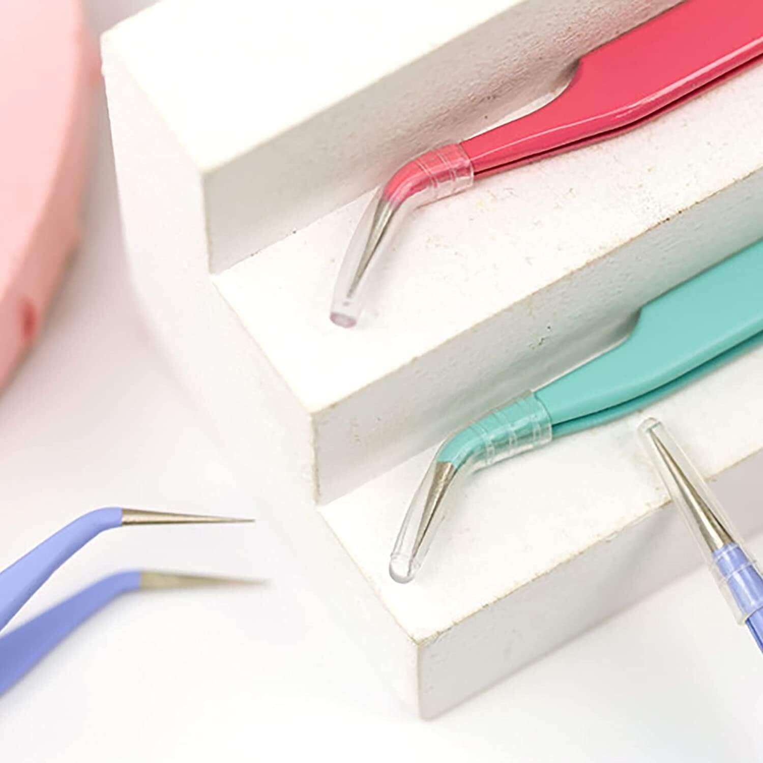 EsencialLuz – Pinzas de Precisión Multifuncionales con Punta Fina en varios colores sobre soporte