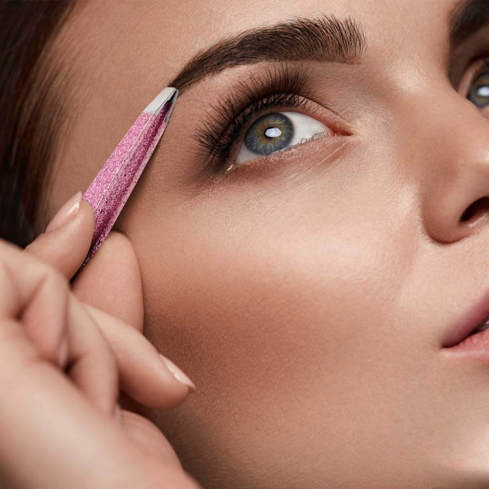 EsencialLuz – Set Profesional de Pinzas de Precisión con Estuche Metálico, mujer usando pinzas para depilar cejas.